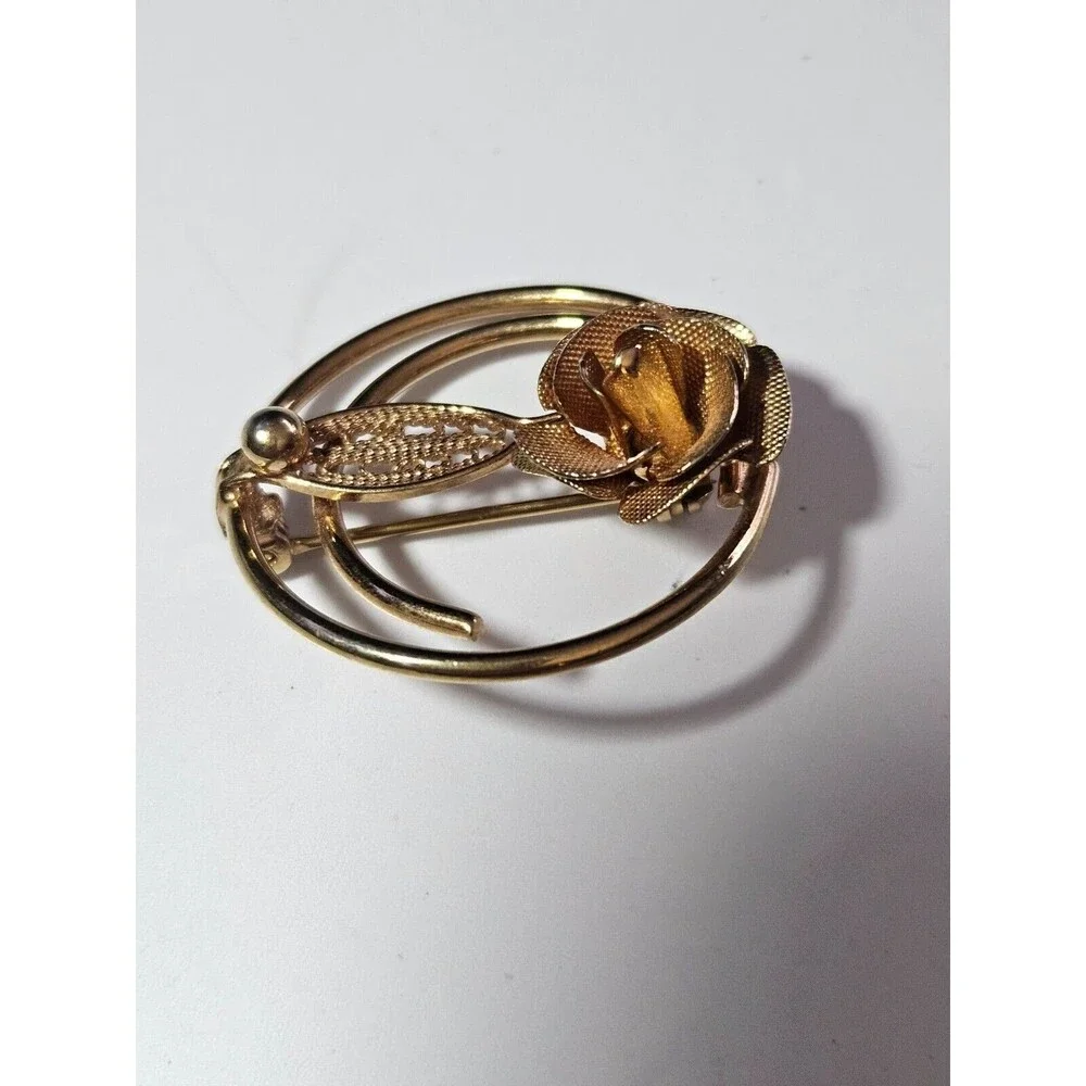 Vintage Sarah Coventry gold tone circular brooch
